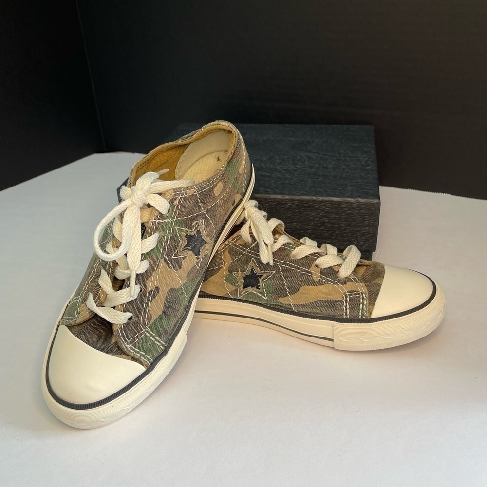 Converse All Star kid size 13.5 in camo green. 7k0806548